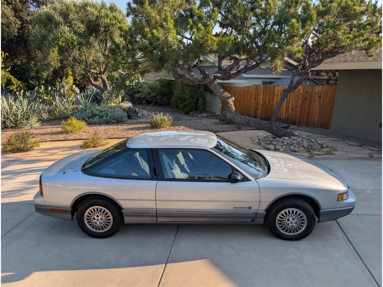 Oldsmobile-2-dr-sedan-1988-silver-gray-6