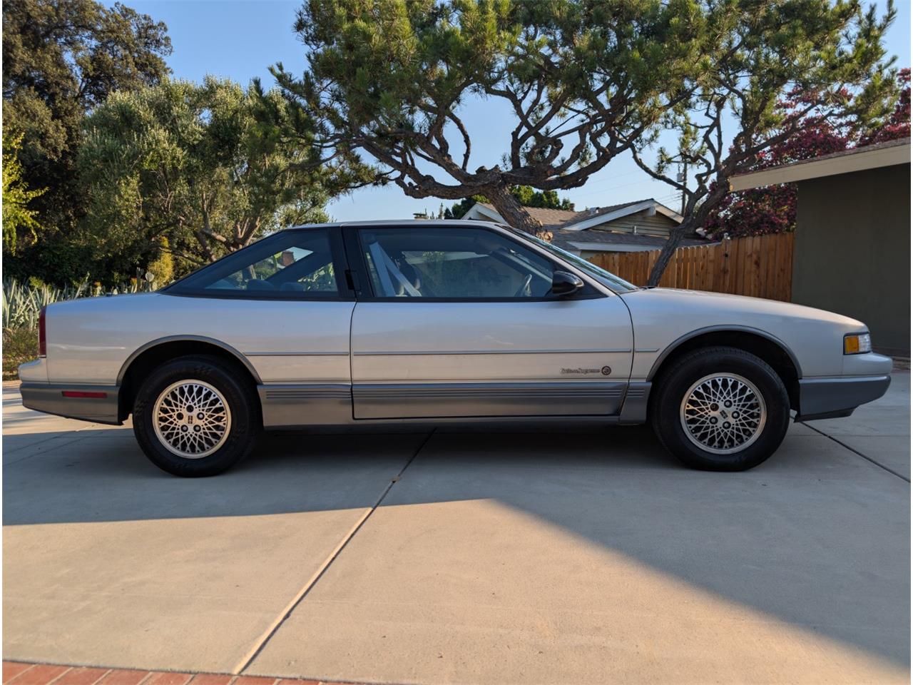 Oldsmobile-2-dr-sedan-1988-silver-gray-8