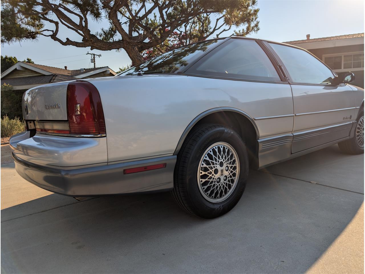 Oldsmobile-2-dr-sedan-1988-silver-gray-9