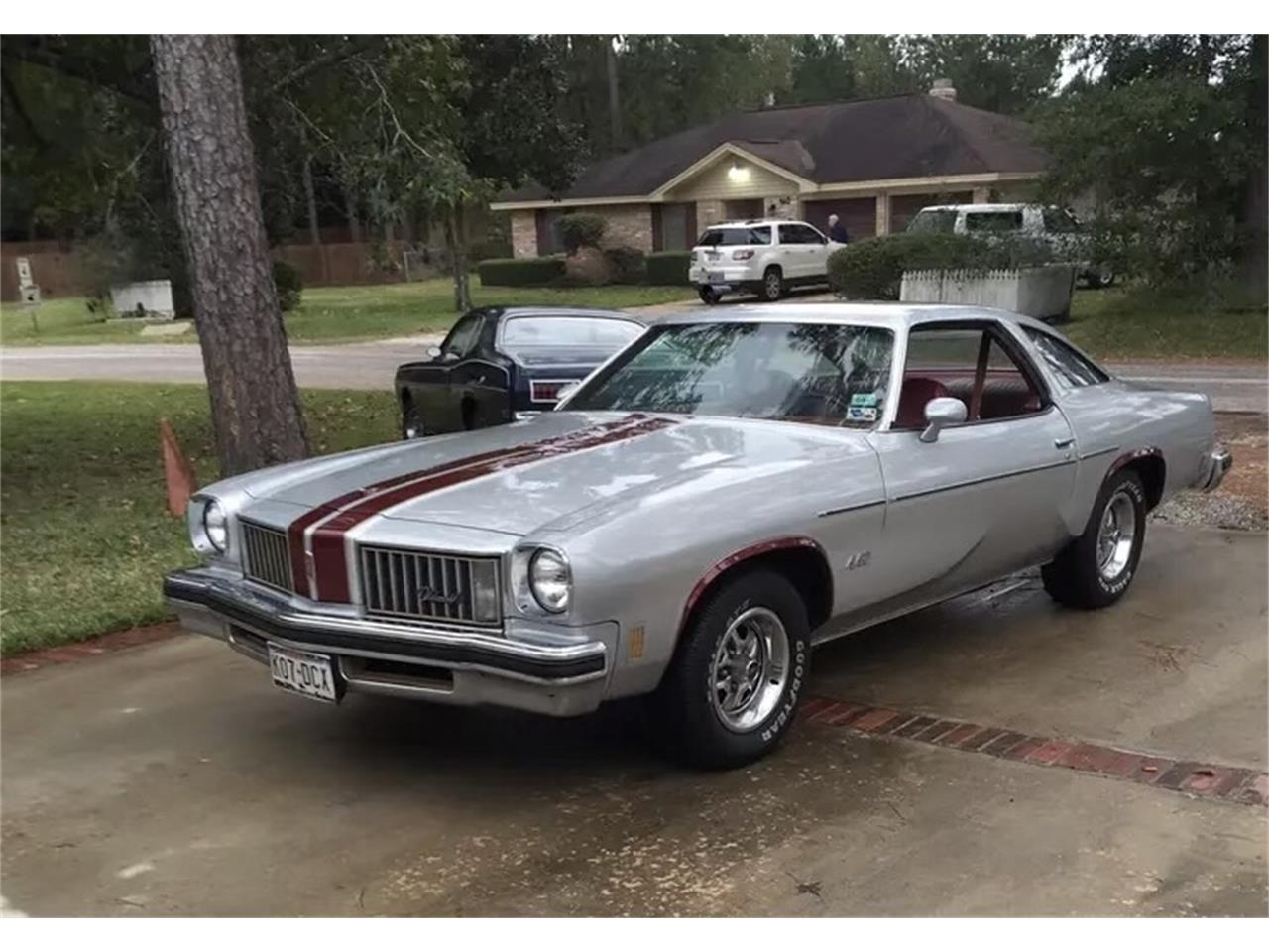 Oldsmobile-442-1975-SilverMaroon-Stripe-Maroon-15