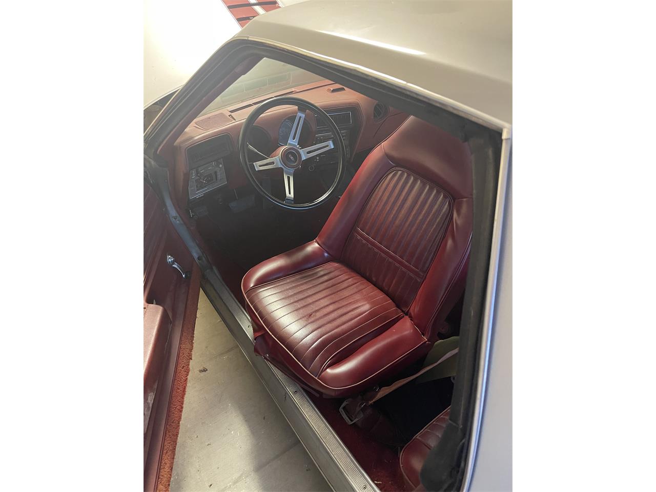 Oldsmobile-442-1975-SilverMaroon-Stripe-Maroon-2