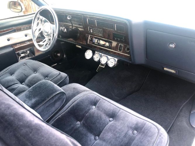 Oldsmobile-98-1977-Alpine-White-Sky-Blue-Crushed-Vel-17