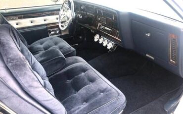 Oldsmobile-98-1977-Alpine-White-Sky-Blue-Crushed-Vel-4