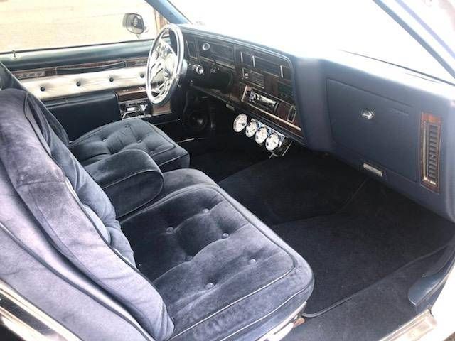 Oldsmobile-98-1977-Alpine-White-Sky-Blue-Crushed-Vel-4