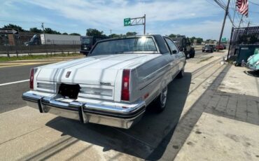 Oldsmobile-98-1982-Silvergray-Blue-Velour-1