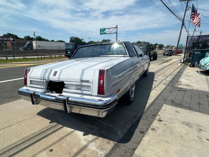 Oldsmobile-98-1982-Silvergray-Blue-Velour-1