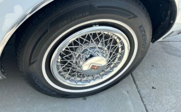 Oldsmobile-98-1982-Silvergray-Blue-Velour-13