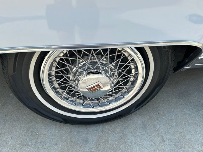 Oldsmobile-98-1982-Silvergray-Blue-Velour-14