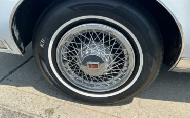Oldsmobile-98-1982-Silvergray-Blue-Velour-16