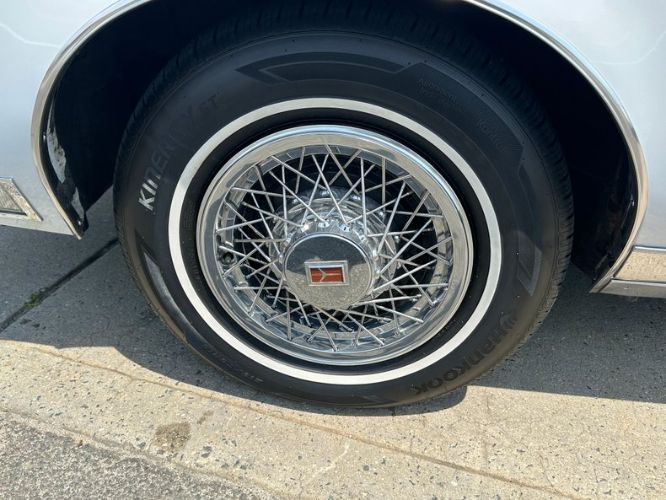 Oldsmobile-98-1982-Silvergray-Blue-Velour-16