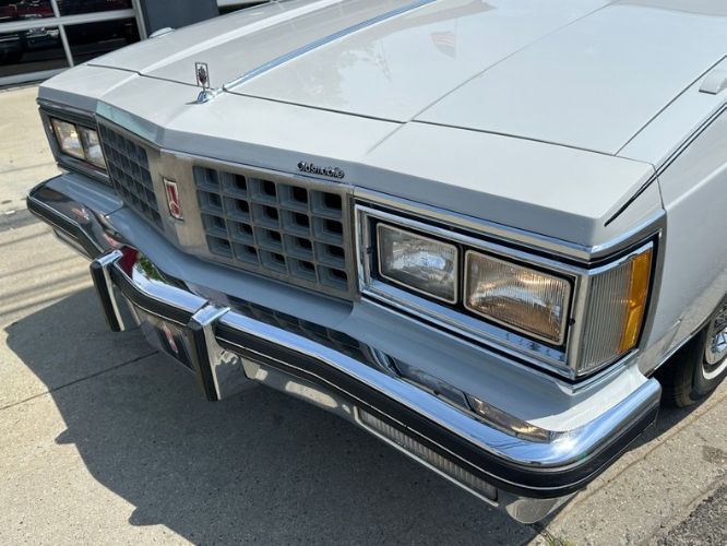 Oldsmobile-98-1982-Silvergray-Blue-Velour-17