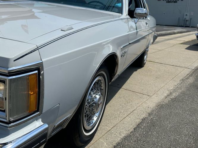 Oldsmobile-98-1982-Silvergray-Blue-Velour-18