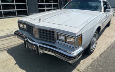 Oldsmobile-98-1982-Silvergray-Blue-Velour-2