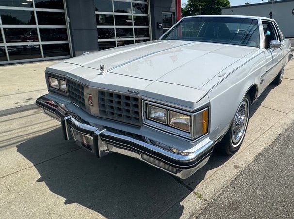 Oldsmobile-98-1982-Silvergray-Blue-Velour-2