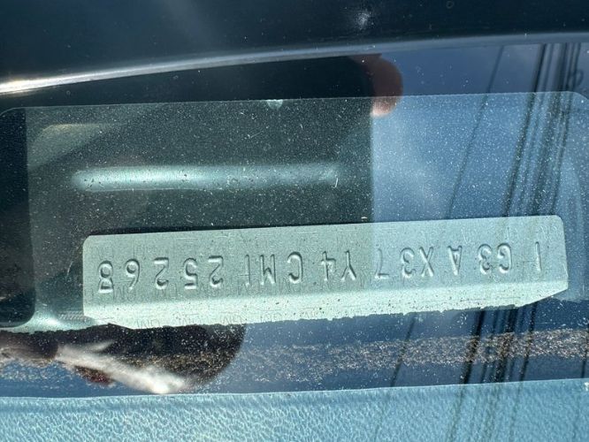 Oldsmobile-98-1982-Silvergray-Blue-Velour-25