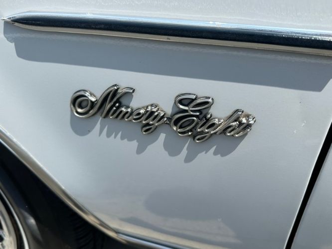 Oldsmobile-98-1982-Silvergray-Blue-Velour-26
