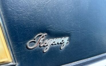 Oldsmobile-98-1982-Silvergray-Blue-Velour-27