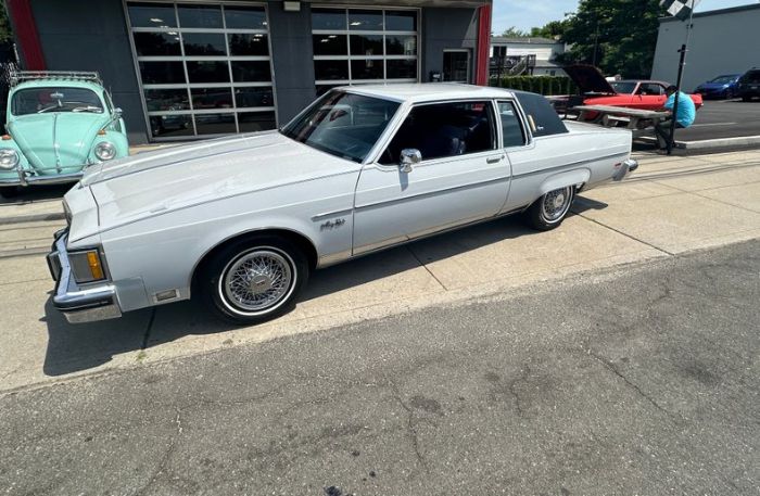 Oldsmobile-98-1982-Silvergray-Blue-Velour-3