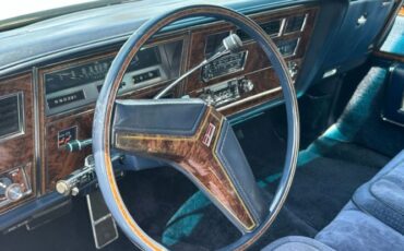 Oldsmobile-98-1982-Silvergray-Blue-Velour-33