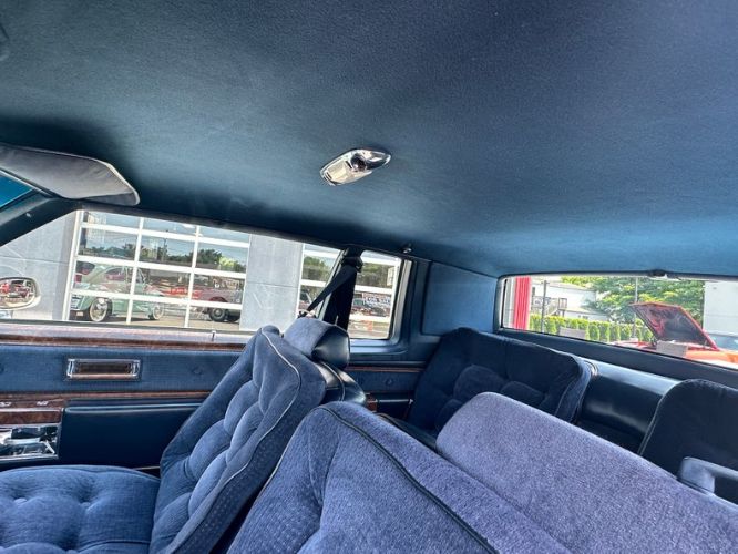 Oldsmobile-98-1982-Silvergray-Blue-Velour-34