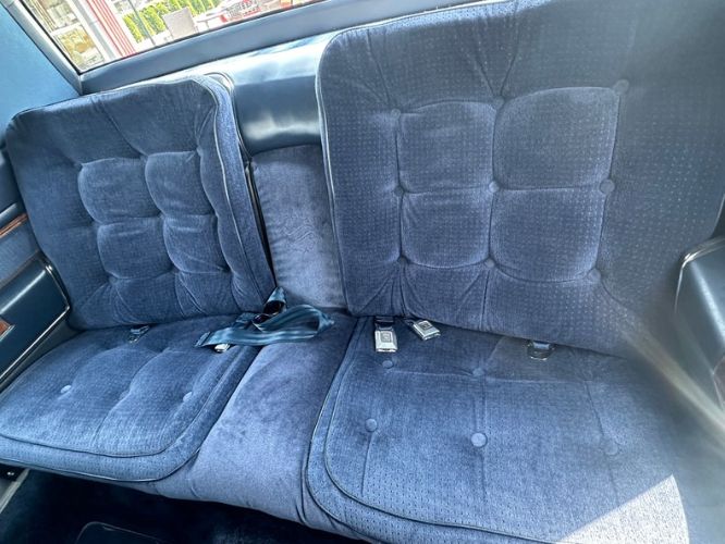 Oldsmobile-98-1982-Silvergray-Blue-Velour-35