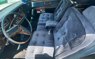 Oldsmobile-98-1982-Silvergray-Blue-Velour-36