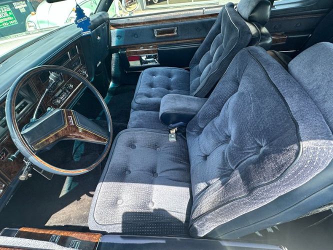 Oldsmobile-98-1982-Silvergray-Blue-Velour-36