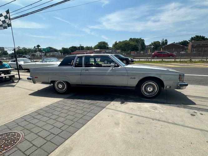 Oldsmobile-98-1982-Silvergray-Blue-Velour-37