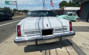 Oldsmobile-98-1982-Silvergray-Blue-Velour