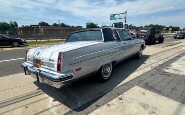 Oldsmobile-98-1982-Silvergray-Blue-Velour-38