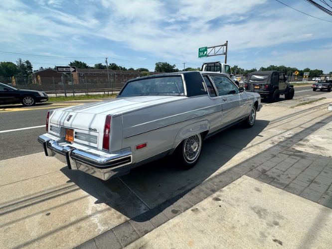 Oldsmobile-98-1982-Silvergray-Blue-Velour-38