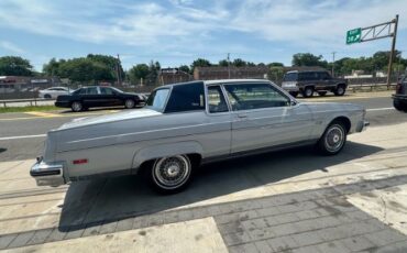Oldsmobile-98-1982-Silvergray-Blue-Velour-39