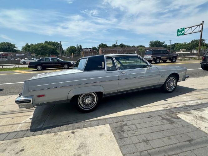 Oldsmobile-98-1982-Silvergray-Blue-Velour-39