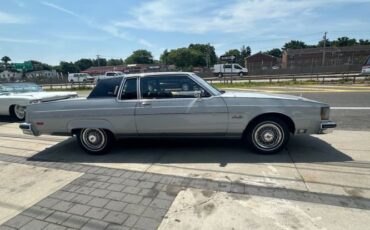 Oldsmobile-98-1982-Silvergray-Blue-Velour-40