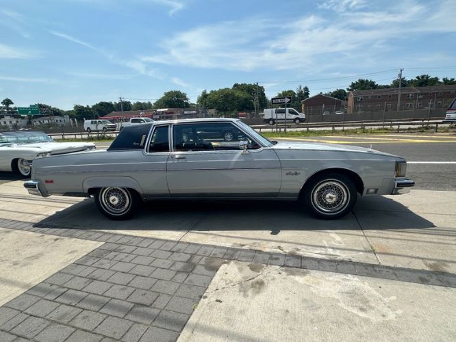 Oldsmobile-98-1982-Silvergray-Blue-Velour-40