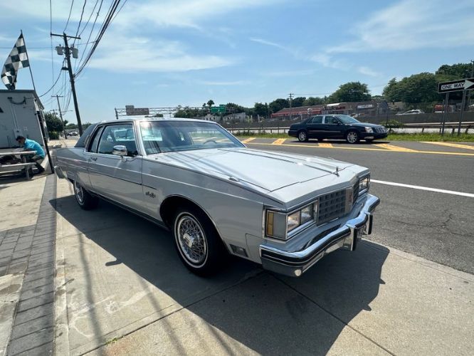 Oldsmobile-98-1982-Silvergray-Blue-Velour-41