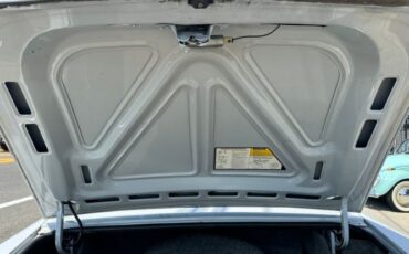 Oldsmobile-98-1982-Silvergray-Blue-Velour-5