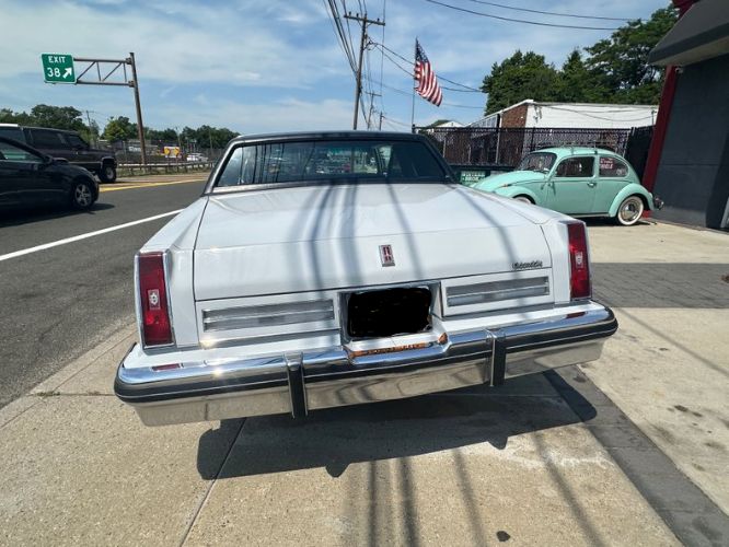 Oldsmobile-98-1982-Silvergray-Blue-Velour