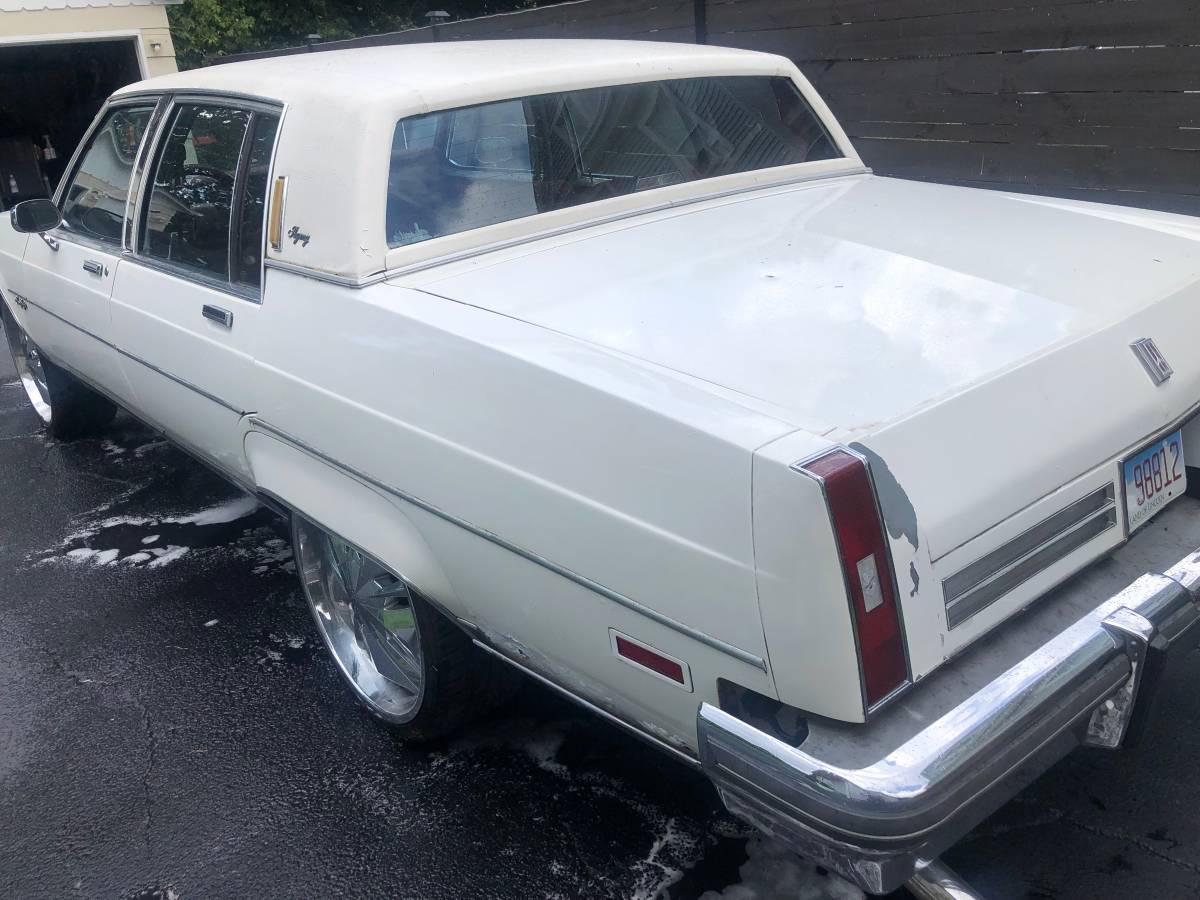 Oldsmobile-98-regency-1984-white-13