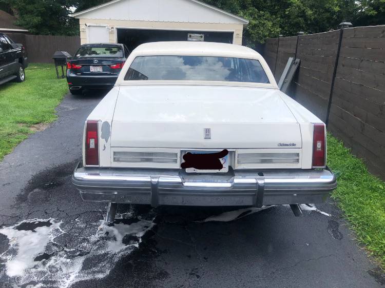 Oldsmobile-98-regency-1984-white-3