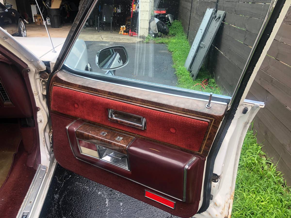 Oldsmobile-98-regency-1984-white-7