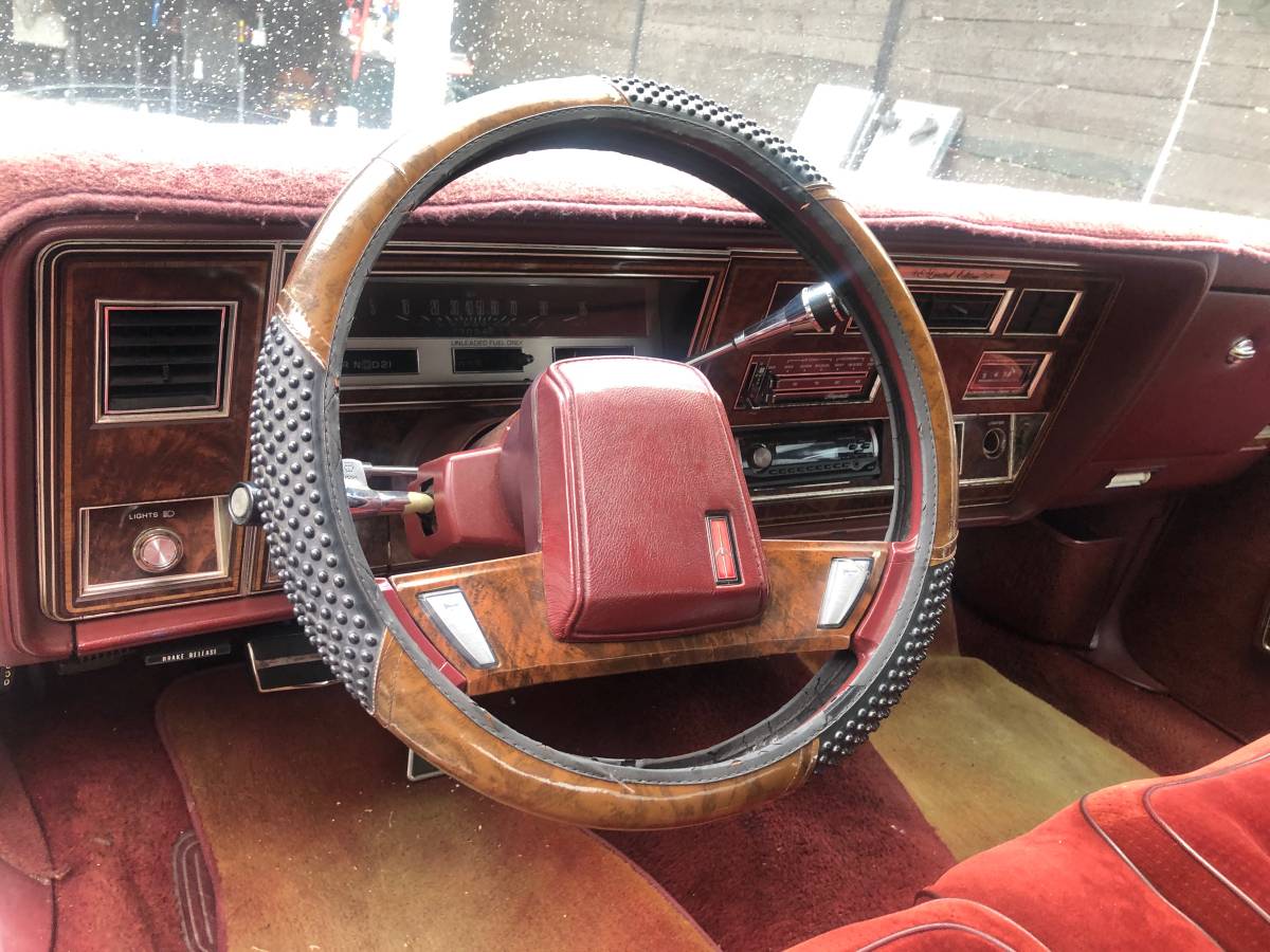 Oldsmobile-98-regency-1984-white-9