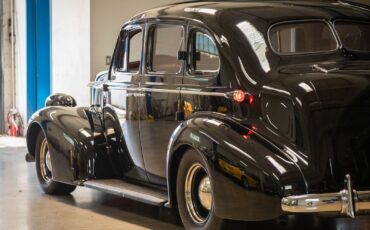 Oldsmobile-Custom-LS3-V8-Model-F38-Touring-1938-4-Door-Sedan-21