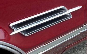Oldsmobile-Cutlass-1966-MaroonBlack-Top-Black-Vinyl-12