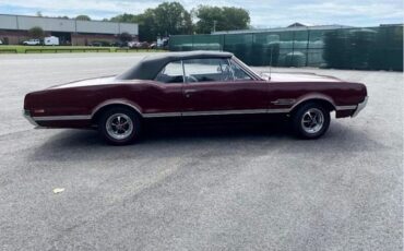 Oldsmobile-Cutlass-1966-MaroonBlack-Top-Black-Vinyl-2