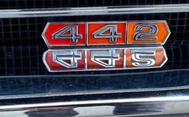 Oldsmobile-Cutlass-1966-MaroonBlack-Top-Black-Vinyl-3