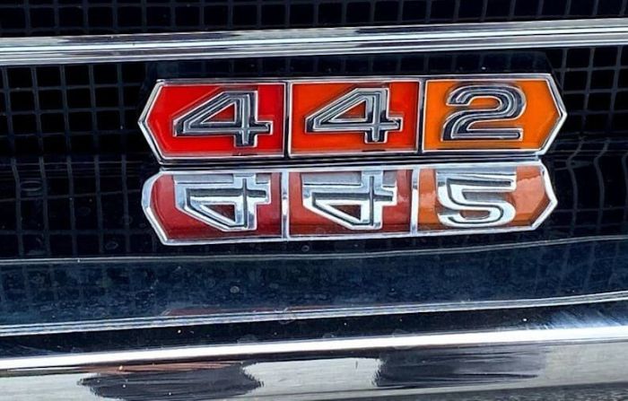 Oldsmobile-Cutlass-1966-MaroonBlack-Top-Black-Vinyl-3