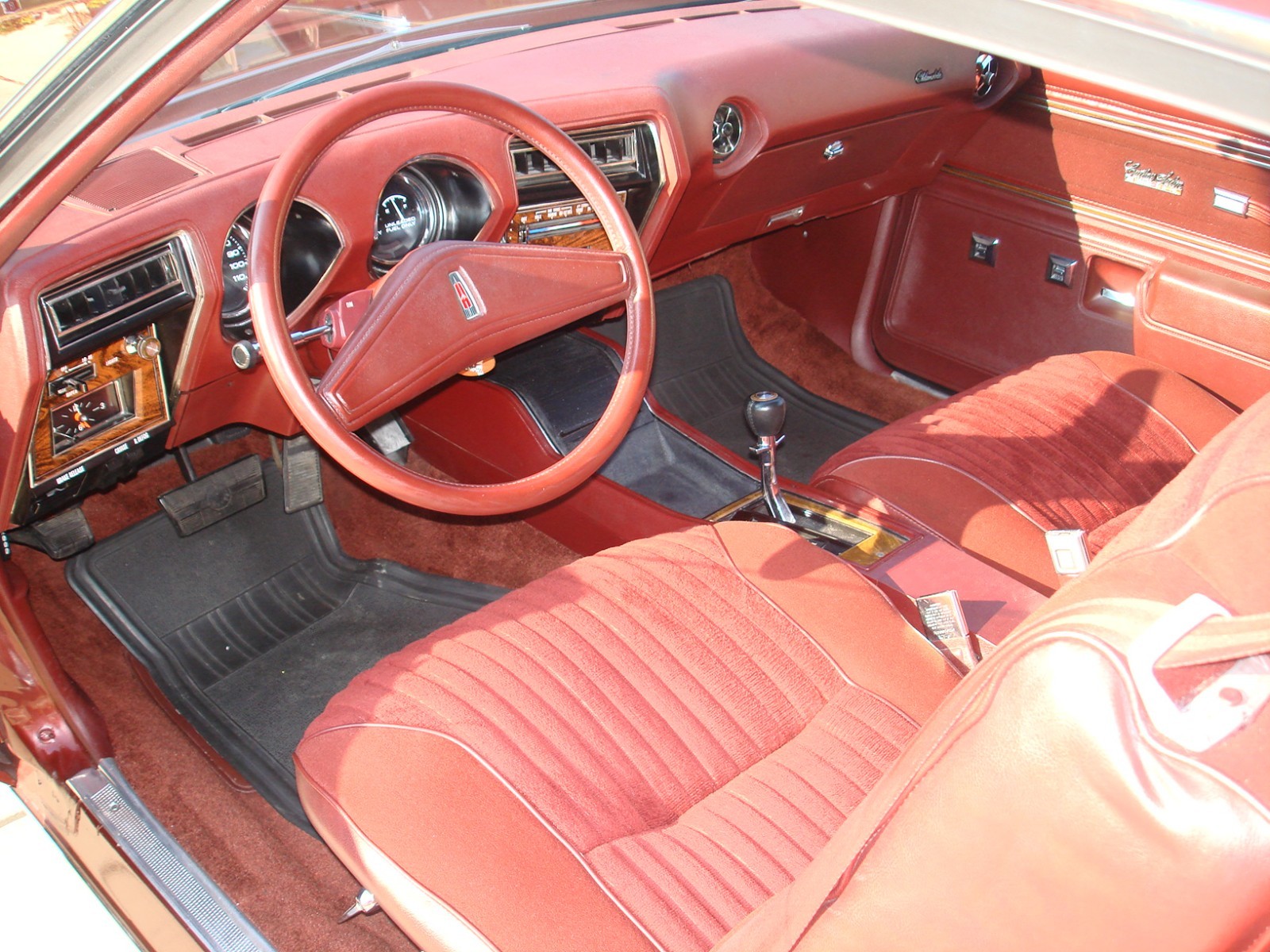 Oldsmobile-Cutlass-1976-Coupe-10