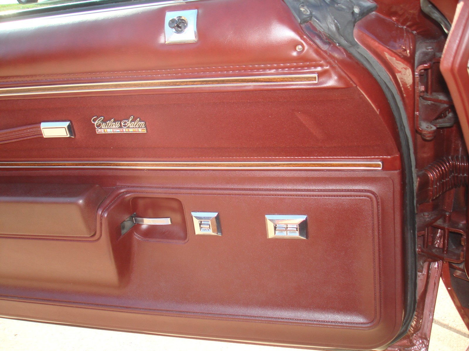 Oldsmobile-Cutlass-1976-Coupe-18