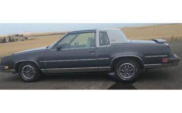 Oldsmobile-Cutlass-1982-charcoal-gray-10